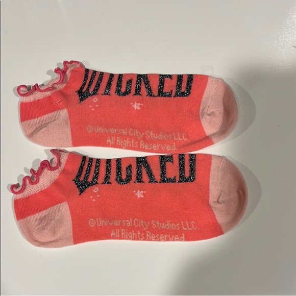 Wicked Bundle: Novel by Gregory Maguire, and socks! - Picture 4 of 7